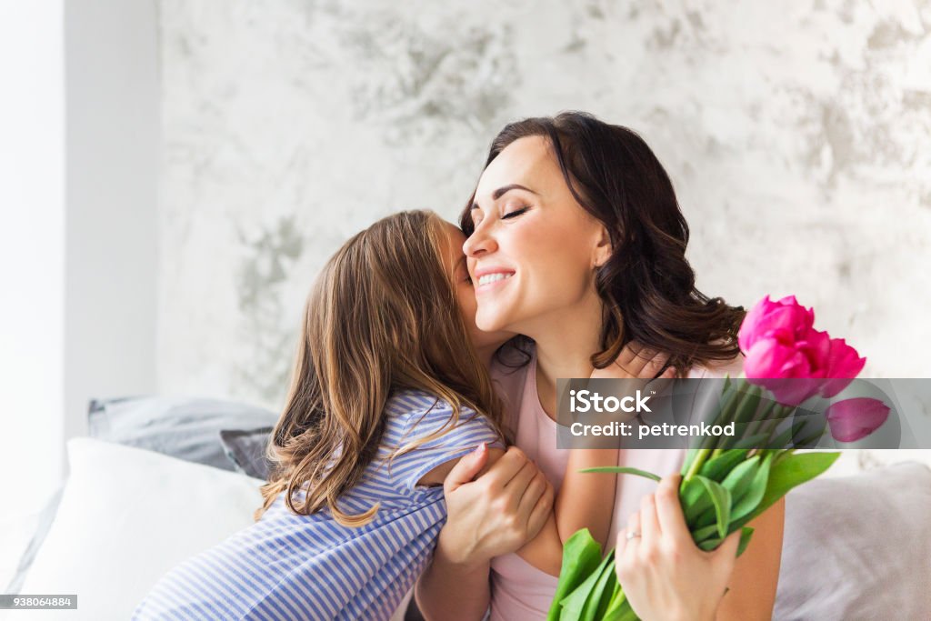 Étreinte de la jeune femme avec la petite fille - Photo de Fête des mères libre de droits