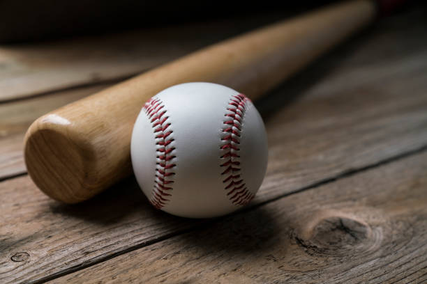 mazza da baseball e baseball su sfondo tavolo di legno, primo piano - wooden bat foto e immagini stock