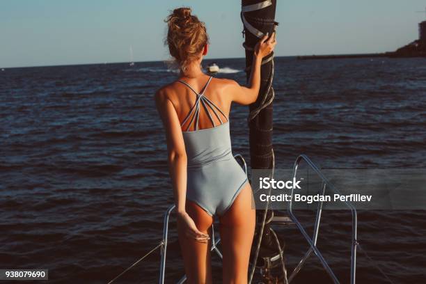 Foto de Mulher Magro Em Iate e mais fotos de stock de Roupa de natação - Roupa de natação, Só Uma Mulher, Veículo Aquático