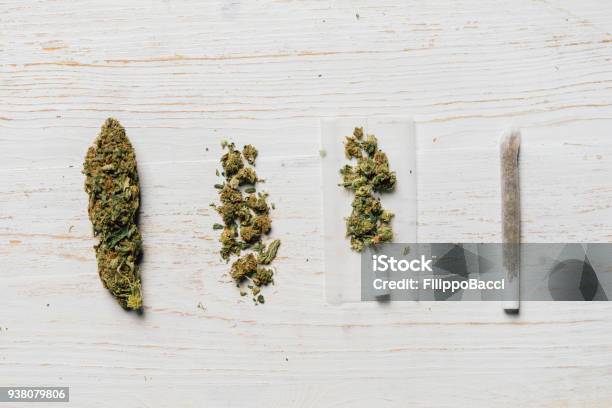 Entwicklung Des Unkrauts Stockfoto und mehr Bilder von Marihuana - Cannabisblütenstände und -blätter in unverarbeiteter Form - Marihuana - Cannabisblütenstände und -blätter in unverarbeiteter Form, Hanfpflanze, Cannabis - Droge