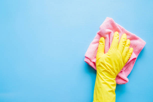 직원 방, 욕실, 부엌에서 고무 블루 극 세 사 걸 레 닦는 보호 장갑 테이블, 벽 또는 바닥 표면에 손을. 이른 봄 또는 일반 정리입니다. 상업적인 청소 회사 개념입니다. - kitchen glove 뉴스 사진 이미지