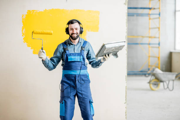 istock Painter listening to the music during the work 938088076