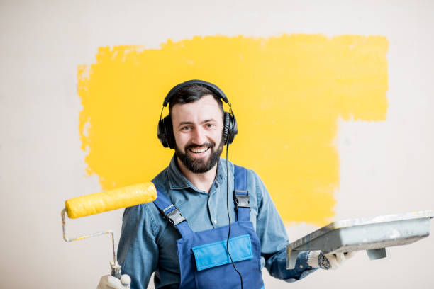 istock Painter listening to the music during the work 938088098