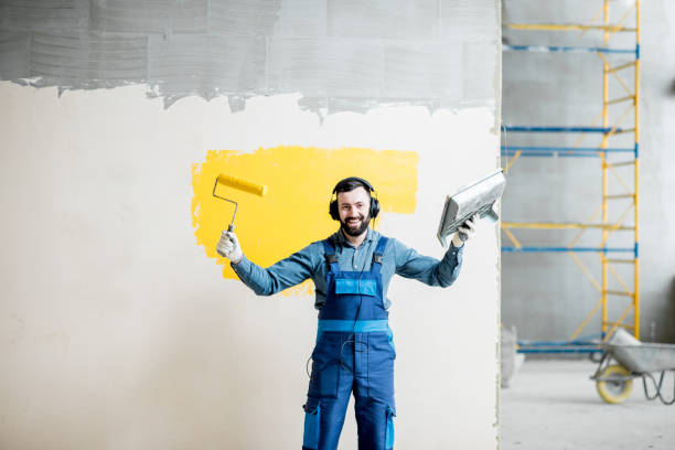 istock Painter listening to the music during the work 938088154
