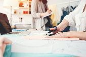 zwei-frauen-die-schneiderin-zu-entwickeln-und-neue-konzept-kleidung-mit-modernen-laptop-machen.jpg?b=1&s=170x170&k=20&c=xCiwWST7SWJNf-HdMgsyPt2wETEGYZ0Ylkt7dQ8MeO4=