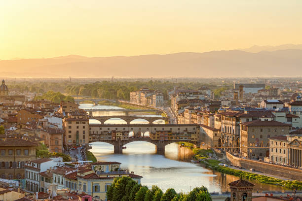 Ponte Vecchio Bridge and the Arno River in Florence at dusk Ponte Vecchio Bridge and the Arno River in Florence at dusk florence italy stock pictures, royalty-free photos & images
