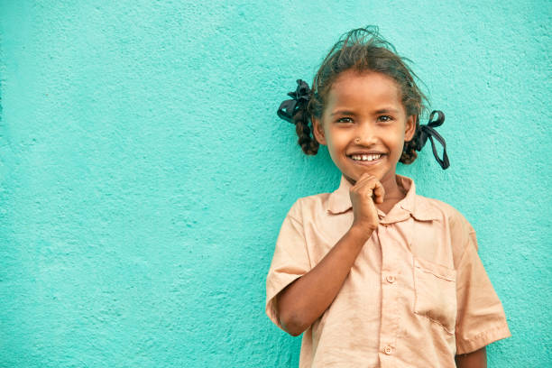 glücklich niedlich armen indischen kleines mädchen portrait - poverty india child little girls stock-fotos und bilder