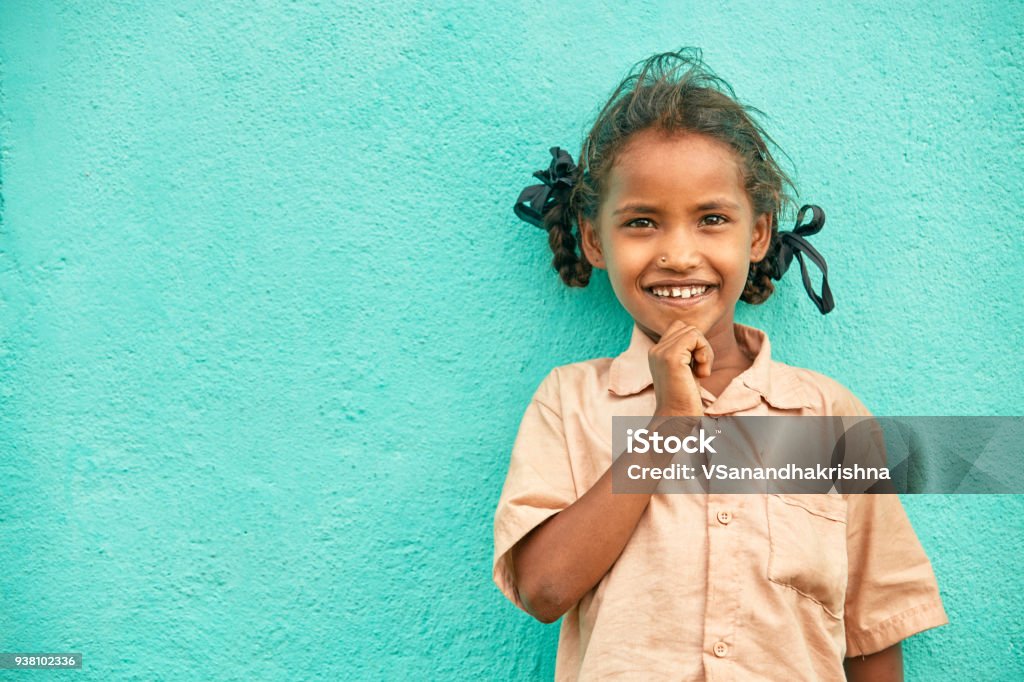 Feliz lindo pobre indio pequeño retrato de la muchacha - Foto de stock de Niño libre de derechos