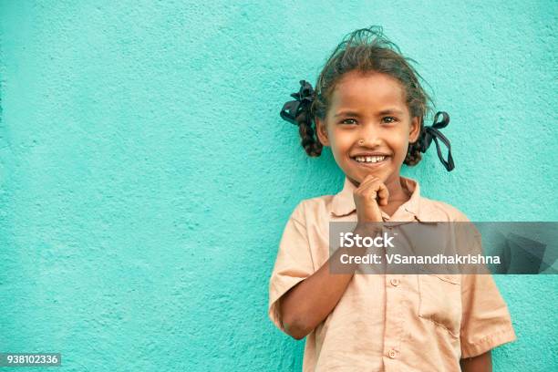 Foto de Feliz Fofo Pobre Indiano Pequena Rapariga Retrato e mais fotos de stock de Criança - Criança, Índia, Cultura Indiana