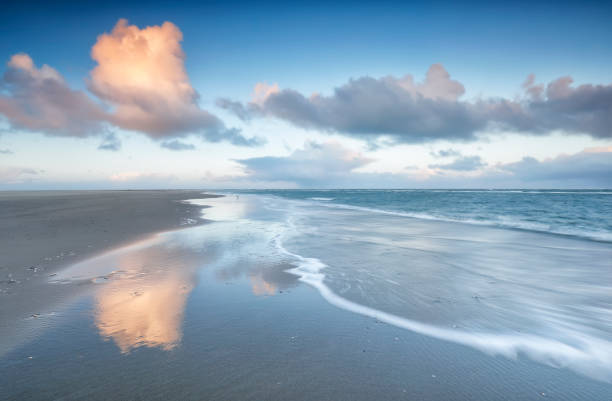 nordseeküste bei sonnenaufgang, texel, holland - cloud cloudscape sea north sea stock-fotos und bilder