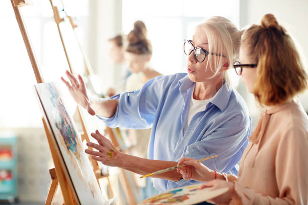 istock Discussing accents of picture 938119404