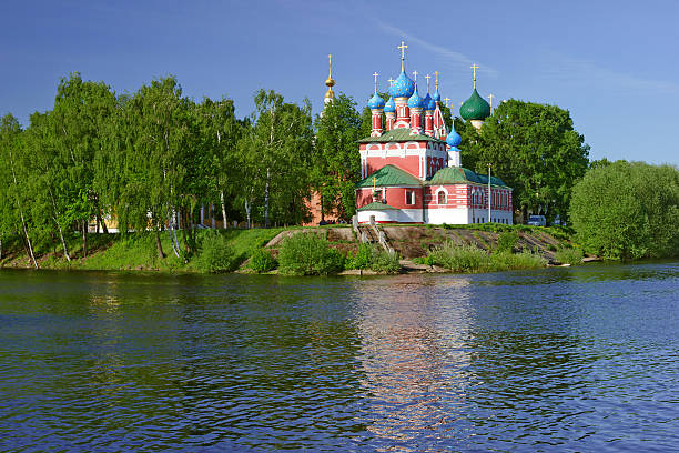 bellissima chiesa nella foresta sul fiume - uglich foto e immagini stock