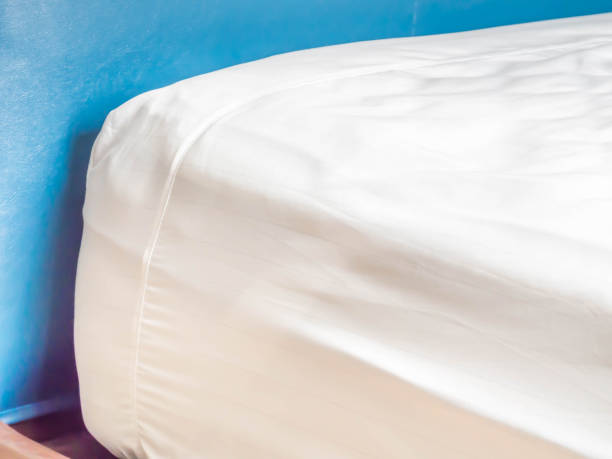 la copertura della biancheria da letto degli acari della polvere bianca o il materassino e il letto in camera da letto. - indumento sportivo protettivo foto e immagini stock