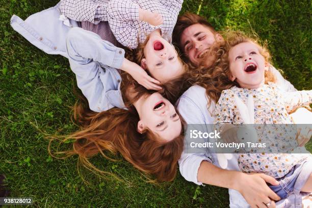 Happy Young Family Verbringen Zeit Zusammen Stockfoto und mehr Bilder von Familie - Familie, Sommer, Gras