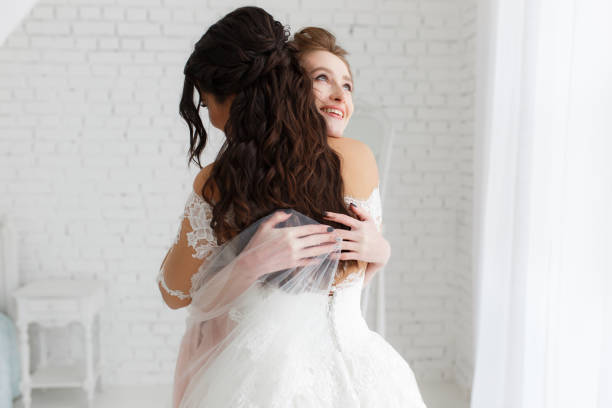 럭셔리 신부 들러리와 미소, 즐거운 순간 최소한 로프트 흰색 벽돌 배경에서 포옹 - wedding reception wedding party bridesmaid 뉴스 사진 이미지