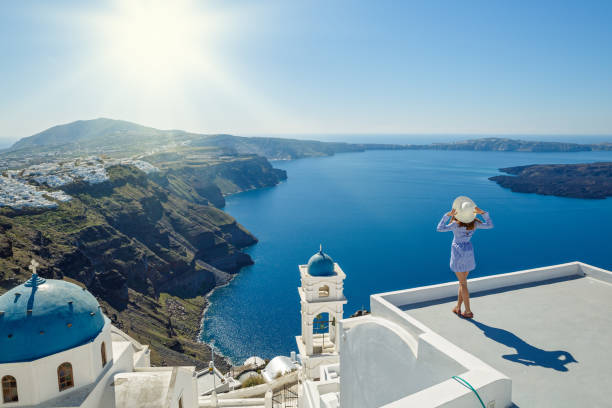 młoda kobieta patrzy na krajobraz morski - hat oia europe vacations zdjęcia i obrazy z banku zdjęć