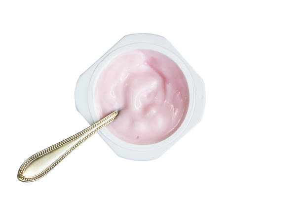 yogurt en vaso de plástico aislado sobre fondo blanco - yogurt yogurt container strawberry spoon fotografías e imágenes de stock