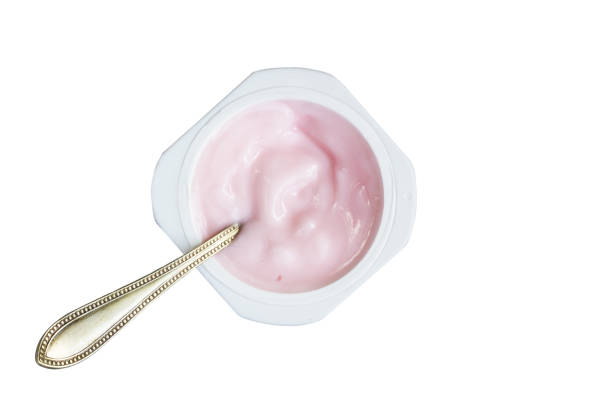 yogurt in tazza di plastica isolato su sfondo bianco - yogurt yogurt container strawberry spoon foto e immagini stock