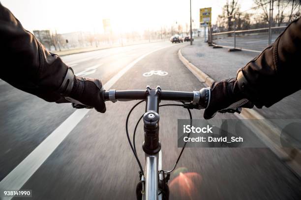 Photo libre de droit de Avis Subjectif Dun Cycliste Au Matin banque d'images et plus d'images libres de droit de Faire du vélo - Faire du vélo, Vélo, Ville - Milieu urbain