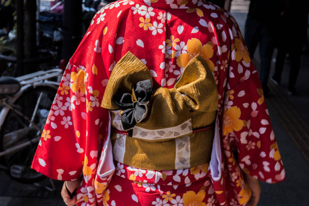 donna che indossa un kimono per le strade di tokyo, giappone. - obi sash foto e immagini stock