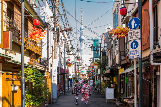 mujeres caminando vistiendo kimonos en tokio, japón. - obi sash fotografías e imágenes de stock