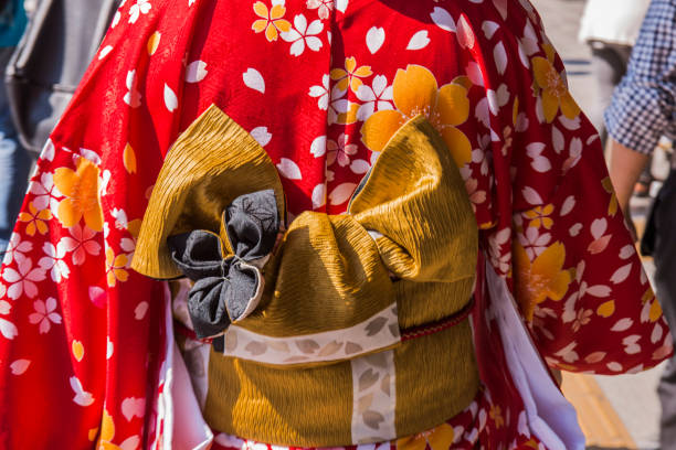 femme portant un kimono dans les rues de tokyo, japon. - obi sash photos et images de collection