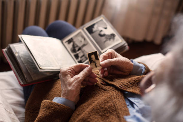 erinnerungen. - human hand old senior adult aging process stock-fotos und bilder