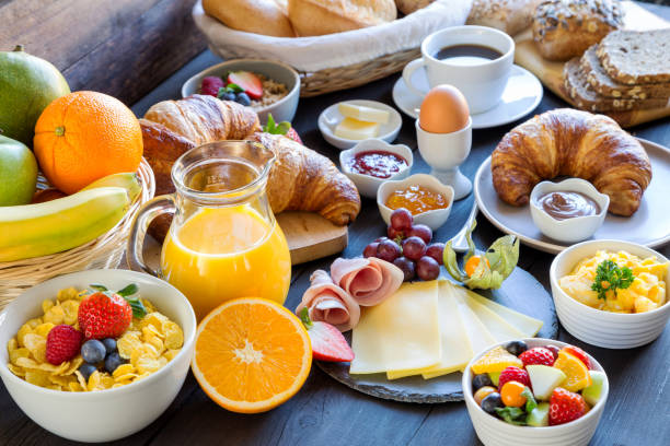 table de petit déjeuner - cafe breakfast coffee croissant photos et images de collection