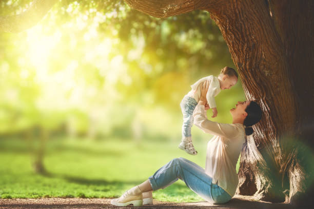 divertirse con su bebé de mamá - tree grass family human relationship family fotografías e imágenes de stock