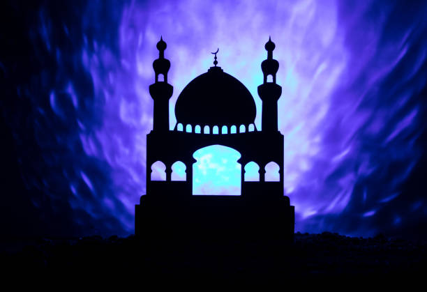 モスクのトーンの霧の背景に建築のシルエット。ラマダン カリームの背景。夕暮れのモスク。 - international tourism trade fair ストックフォトと画像
