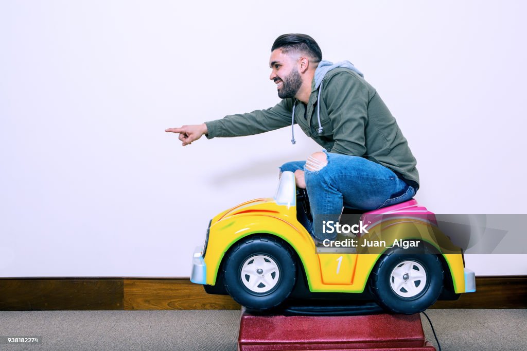 Hombre alegre en coche de los cabritos - Foto de stock de Coche libre de derechos