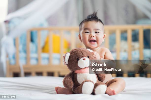Asiatisches Baby Sit Mit Teddybär Stockfoto und mehr Bilder von Baby - Baby, Asiatischer und Indischer Abstammung, Asien