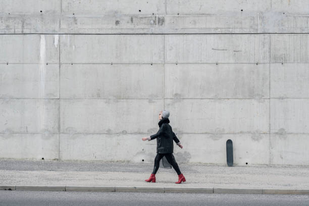 스케이트 보드와 젊은 유행 여자 - wall women leather street 뉴스 사진 이미지