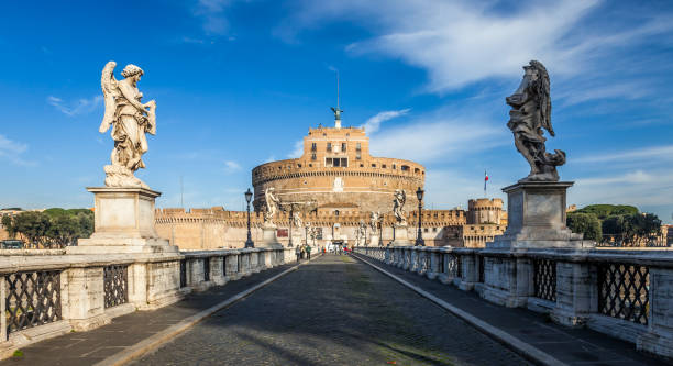 замок святого ангела (кастель сант'анджело) в риме, италия. - castel santangelo стоковые фото и изображения