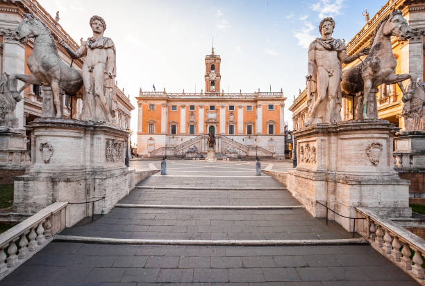 colina del capitolium (piazza del campidoglio) de roma, italia. punto de referencia y arquitectura de roma - colina del capitolio fotografías e imágenes de stock