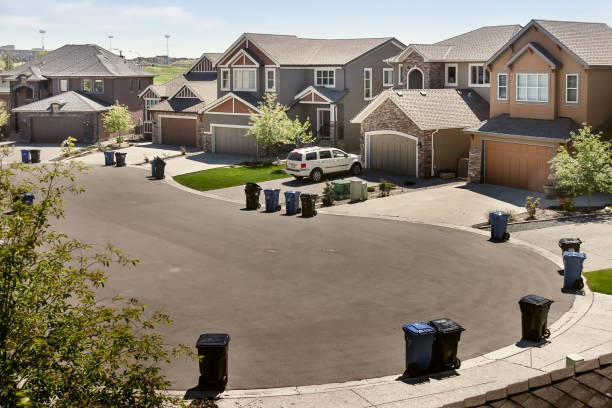 contentores de lixo na rua em residential district. - city urban scene canada commercial land vehicle - fotografias e filmes do acervo