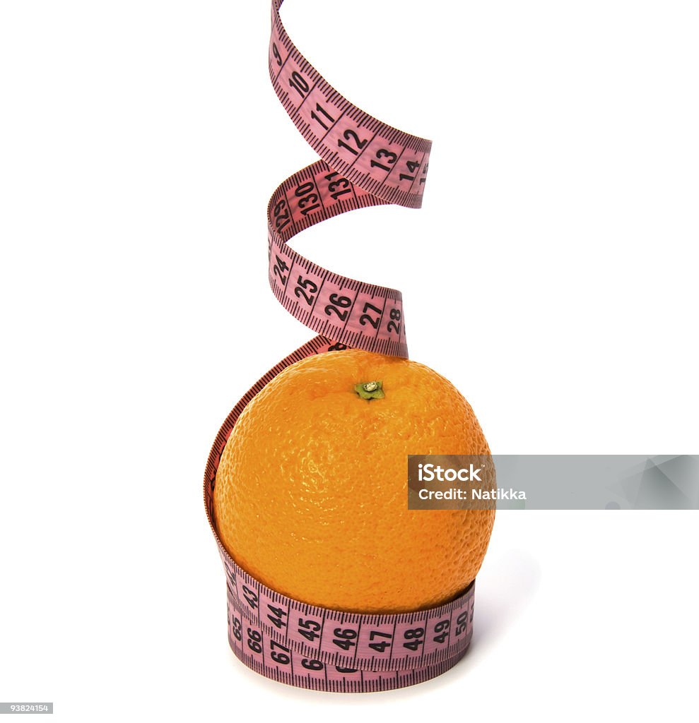 Mètre à ruban enroulé autour de l'orange - Photo de Fond blanc libre de droits