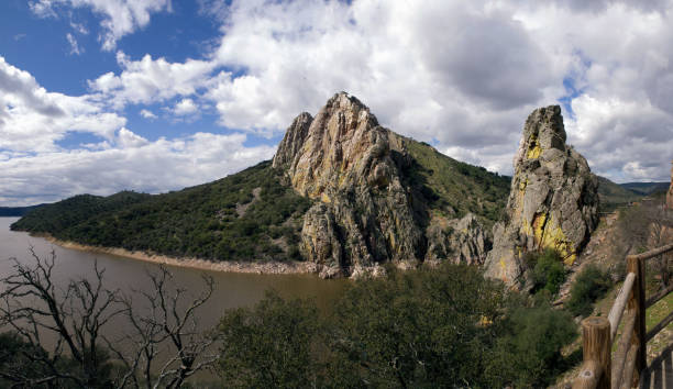 vista panorâmica sobre o cigano saltar no parque nacional de monfragüe - salta province - fotografias e filmes do acervo