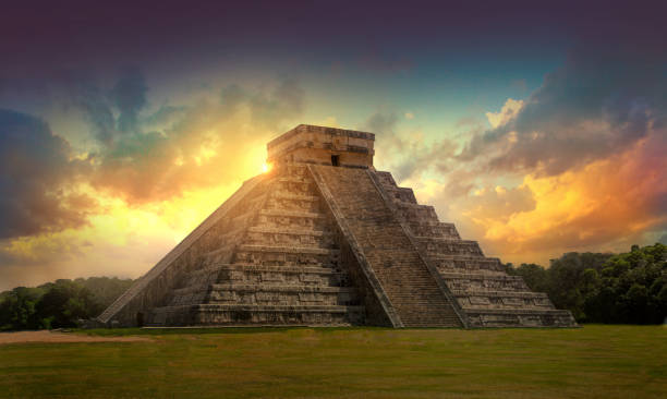 messico, chichén itza, yucatán. piramide maya di kukulcan il castello - tzompantli foto e immagini stock