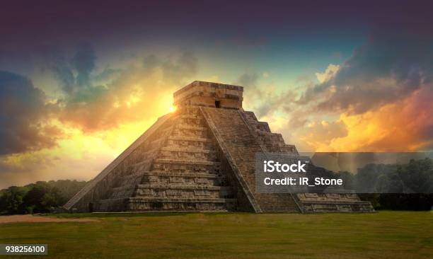 Mexico Chichen Itza Yucatán Mayan Pyramid Of Kukulcan The Castle Stock Photo - Download Image Now