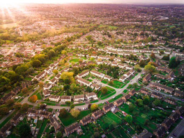 zonsopgang boven een britse woonwijk met velden en heuvels op de achtergrond. - areal stockfoto's en -beelden