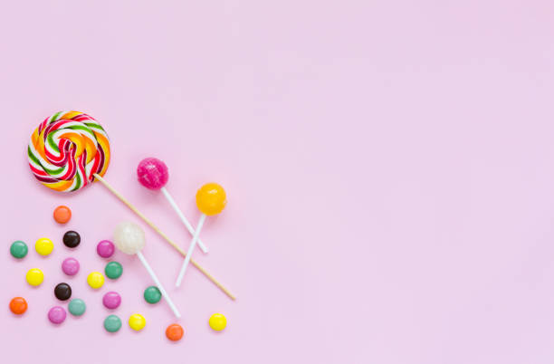 lay piatto di caramelle isolate - lollipop isolated multi colored candy foto e immagini stock