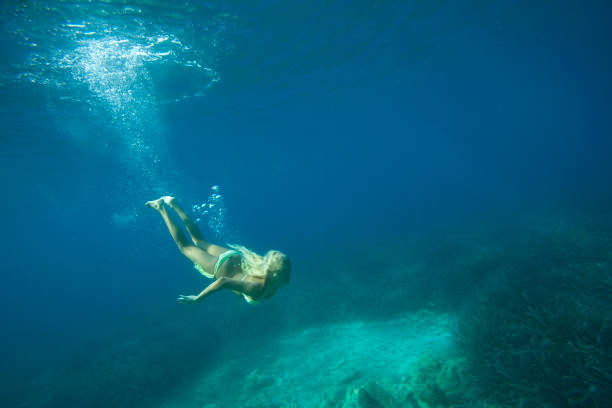 istock Beautiful blondie exploring sea floor 938262382