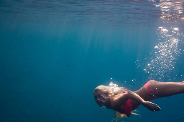 istock Golden girl exploring the sea 938265252