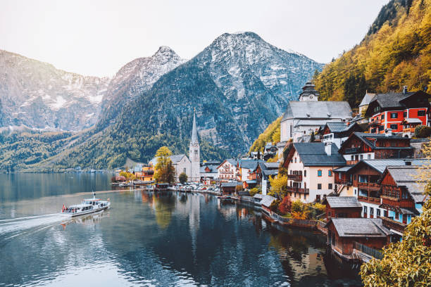 オーストリアのハルシュタット村と hallstatter 湖 - european alps austria autumn colors ストックフォトと画像