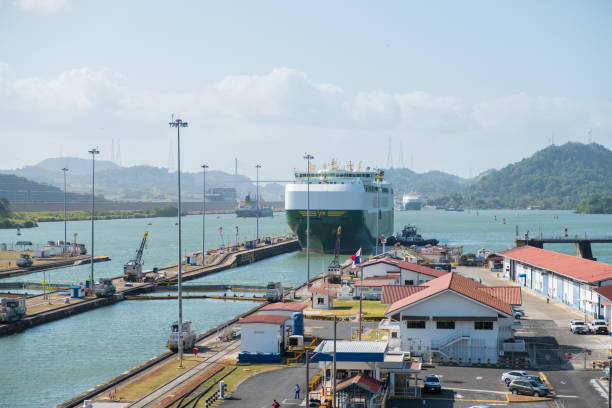 statek towarowy na kanale panamskim, zamki miraflores, panama city - panama canal panama canal construction zdjęcia i obrazy z banku zdjęć