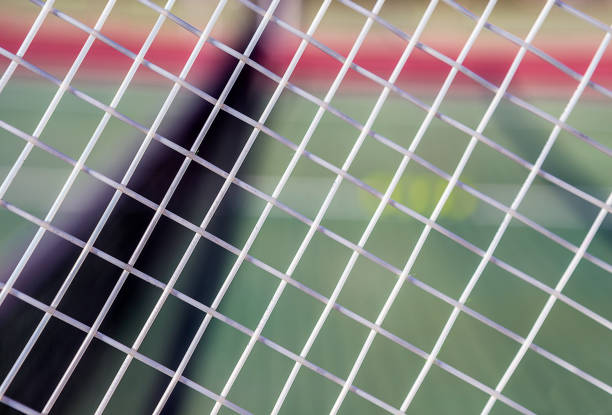 close-up de corda em uma raquete de tênis - racket string - fotografias e filmes do acervo