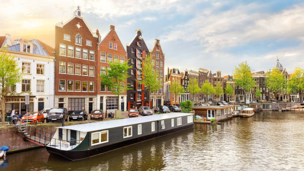 istock Old town of Amsterdam 938285342
