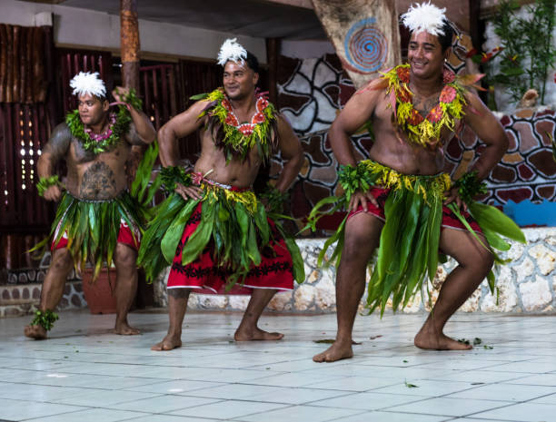 родные танцоры в тонга - grass skirt стоковые фото и изображения