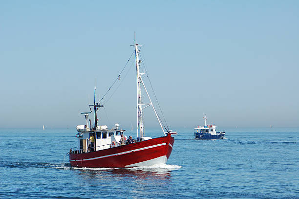 barco de pesca en el mar báltico - fisherwoman fotografías e imágenes de stock